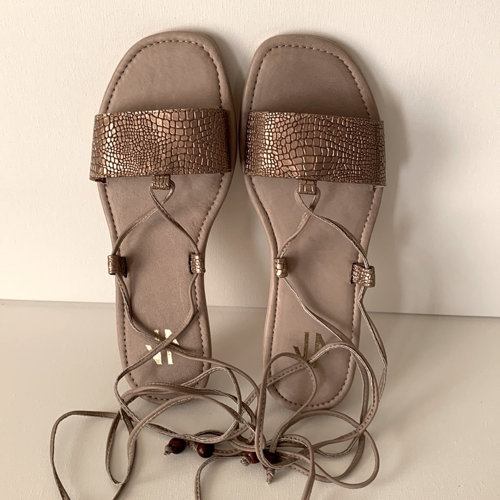 Silvia Cobos Santos Wrap around the ankle flat sandals
